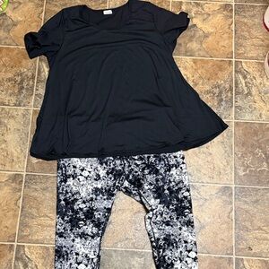 Women’s 3xl LulaRoo Black T-Shirt with Calvin Klein 3xl  Patterned capri Legging